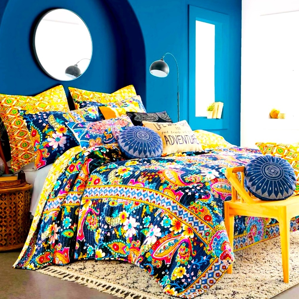 NIB King Size Quilt and Pillow Sham Set MSRP: $143.99